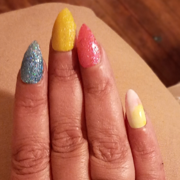 Press on nails - Picture 2 of 3